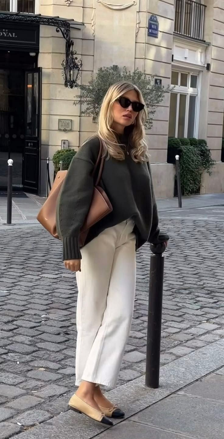 "Noa porte notre pull en laine verte"