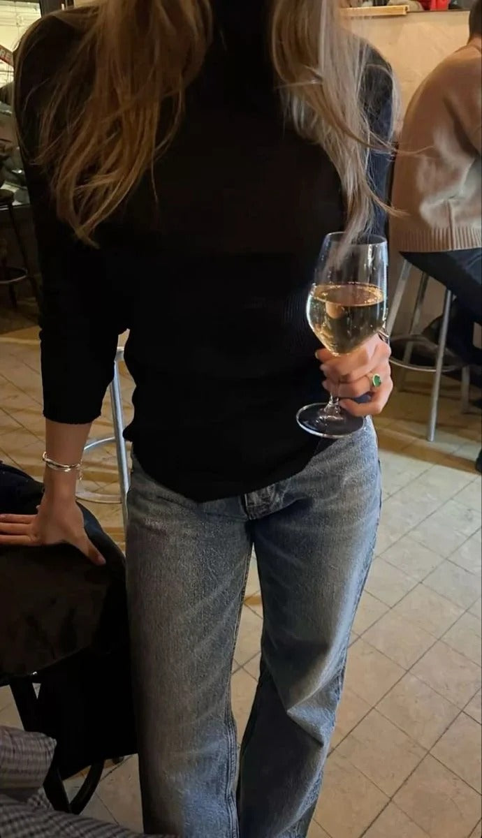 "Ida porte notre pull à col roulé "