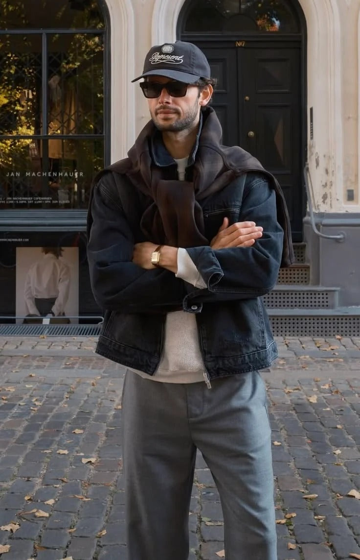 "Manuel porte notre veste bleue "