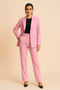Ensemble deux pièces pour femme : blazer tailleur et pantalon à plis.