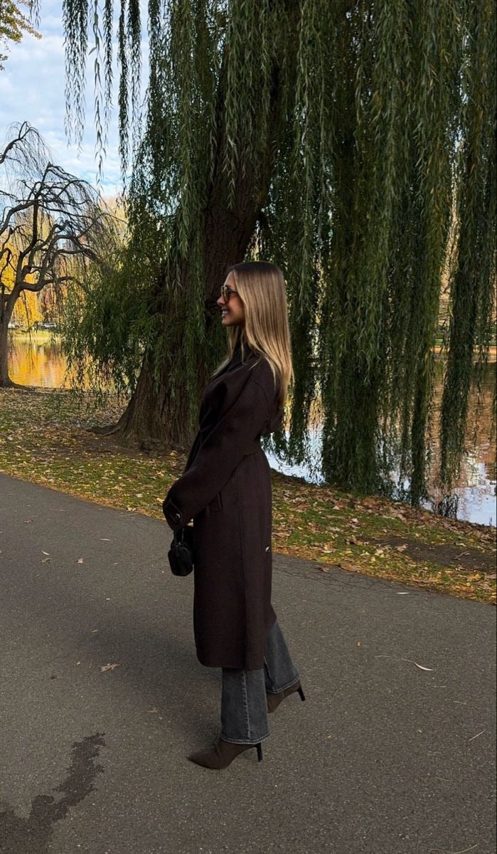 "Laura porte notre veste élégante"