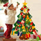 Árbol de pared navideño con luces y adornos de fieltro