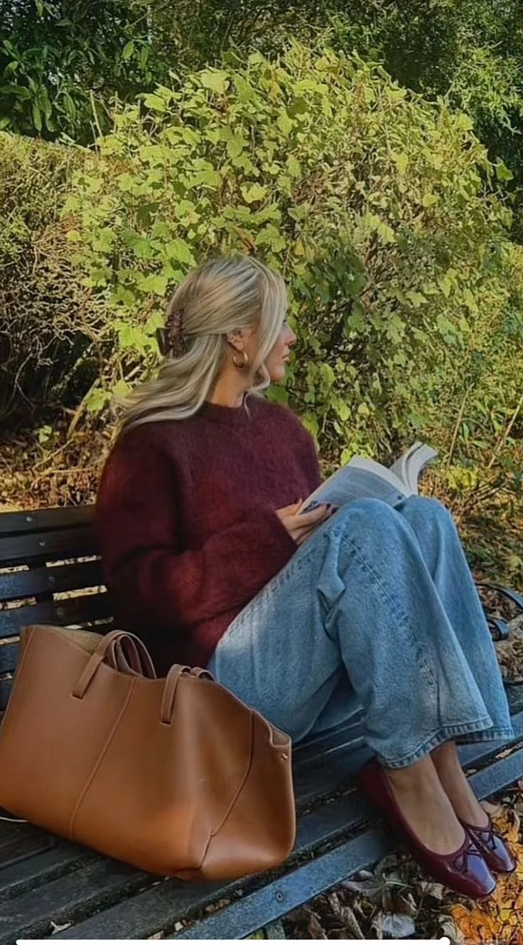 "Mila porte notre pull rouge "